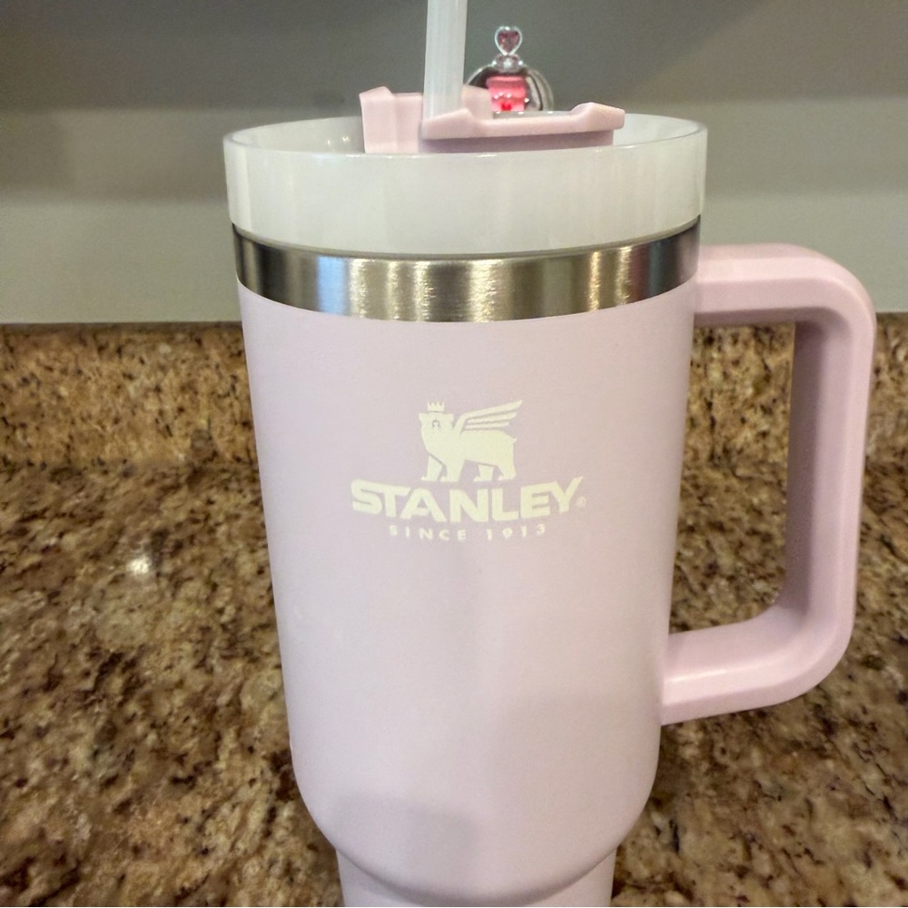 Stanley The Flowstate Quencher H2.0 40oz Tumbler in Light Purple Lilac Travel - Picture 2 of 9